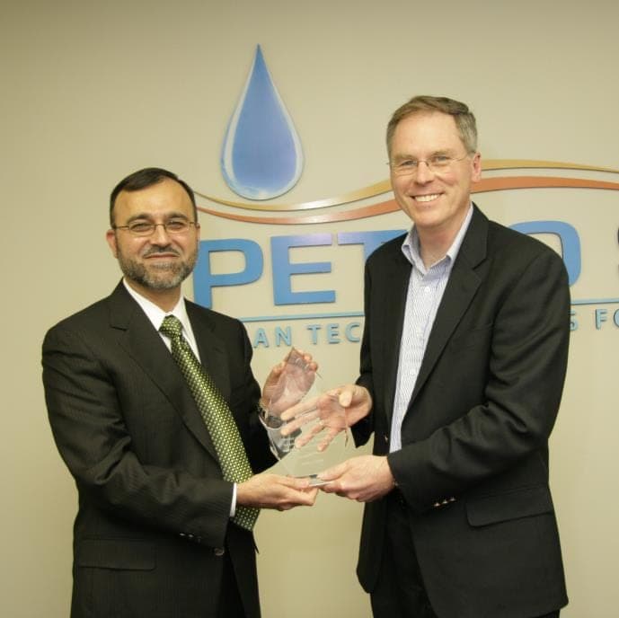 Then Ontario Minister of Research and Innovation John Wilkinson presenting an award to Petro Sep president Fakhir Baig.
